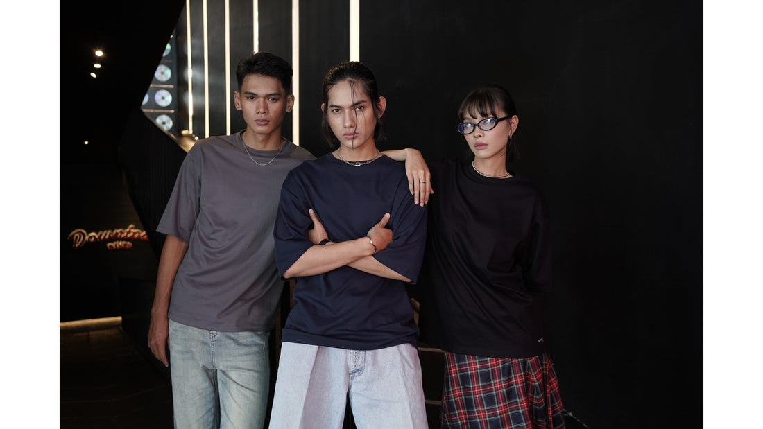 cewe cowo bertiga menggunakan baju dagadu 