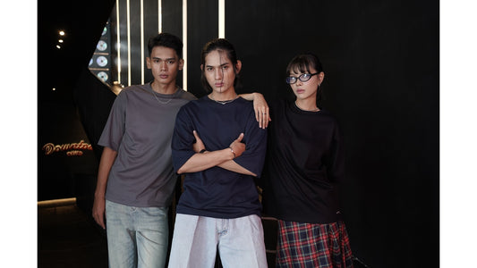 cewe cowo bertiga menggunakan baju dagadu 