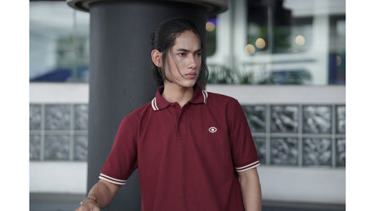 cowo mengguankan baju polo warna merah 