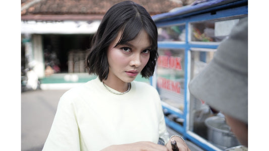 wanita melihat sesuatu