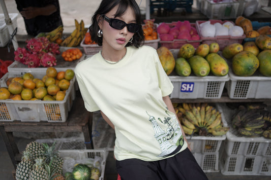 cewe berkacamata duduk di atas buah-buahan