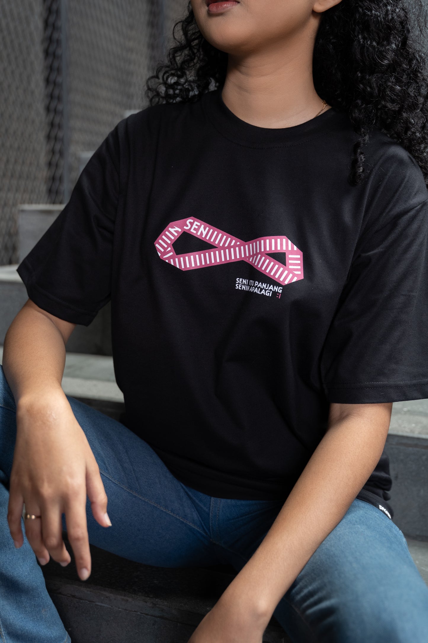 Dagadu T-shirt Reguler Official Merch Artjog 2026 Senin itu Panjang | Cotton Combed