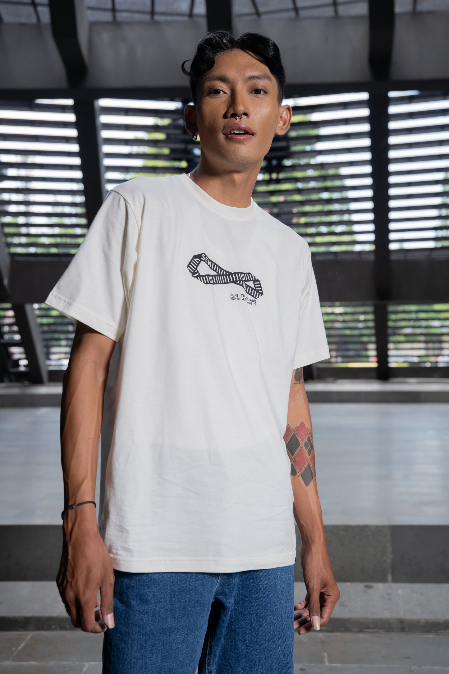 Dagadu T-shirt Reguler Official Merch Artjog 2026 Senin itu Panjang | Modal Blend
