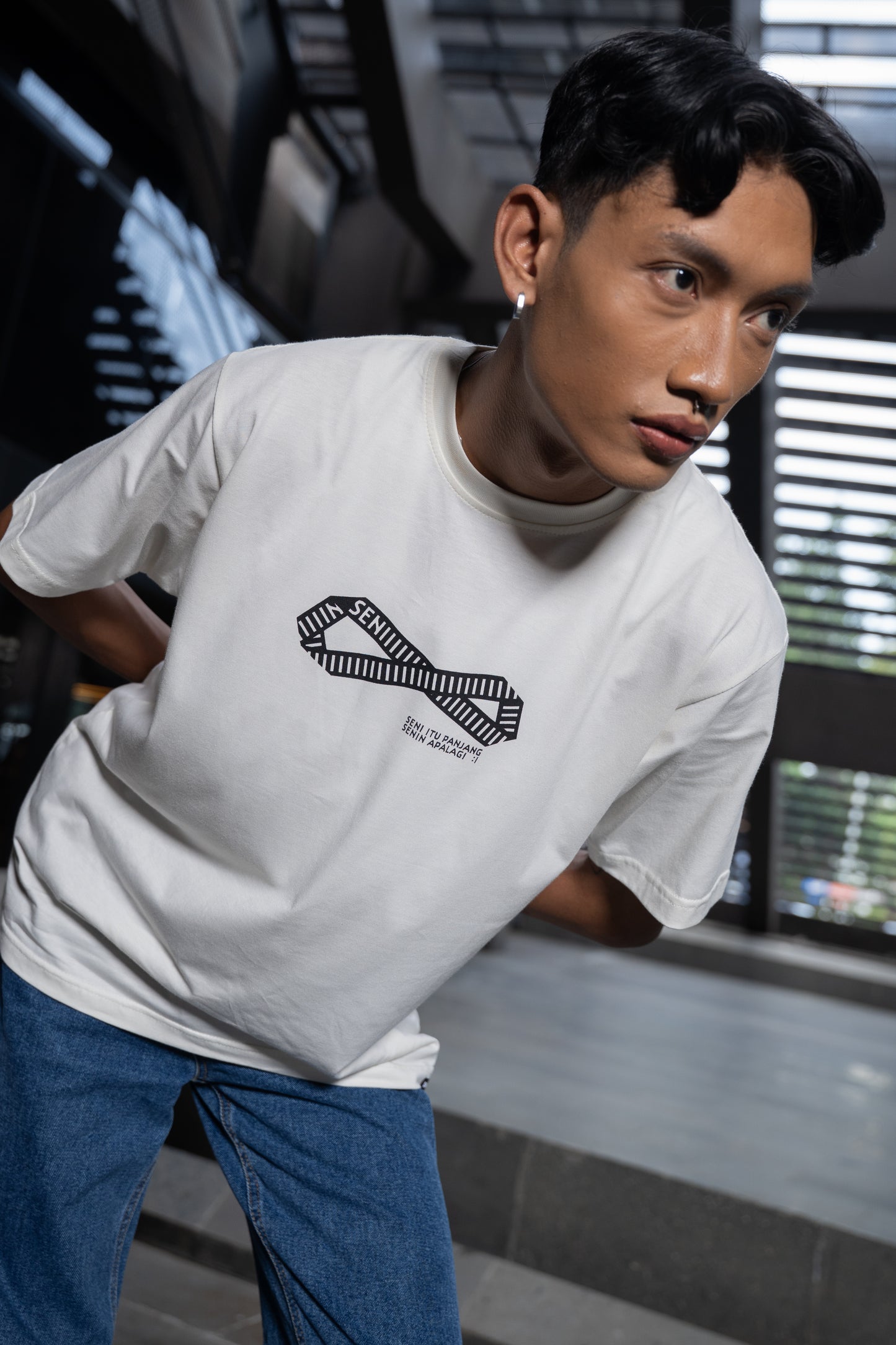 Dagadu T-shirt Reguler Official Merch Artjog 2026 Senin itu Panjang | Modal Blend