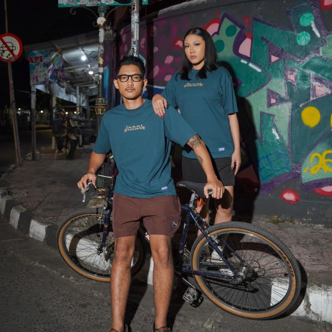 Dagadu Nightlife Kaos Pria Lengan Pendek Reguler Bersepeda Cotton Combed 24S